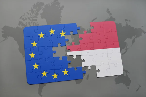 Rompecabezas con la bandera nacional de indonesia y la unión europea en un mapa del mundo — Foto de Stock
