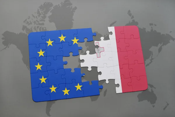 Puzzle z Narodowej flagi Malty i Unii Europejskiej na tle mapy świata. — Zdjęcie stockowe