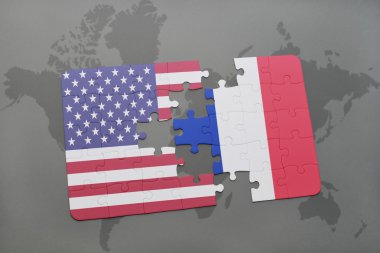 bir dünya haritası arka plan üzerinde Amerika ve Fransa birleşik devletlerinin ulusal bayrağı ile bulmaca