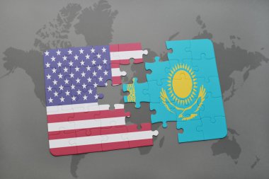 bir dünya haritası arka plan üzerinde Amerika ve Kazakistan birleşik devletlerinin ulusal bayrağı ile bulmaca