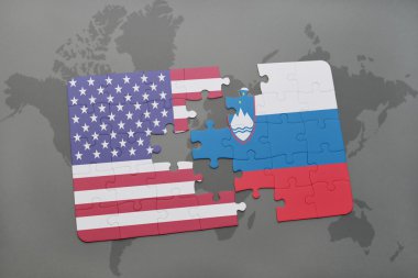 Amerika Birleşik Devletleri ve Slovenya ulusal bayrak dünya harita arka plan üzerinde ile bulmaca