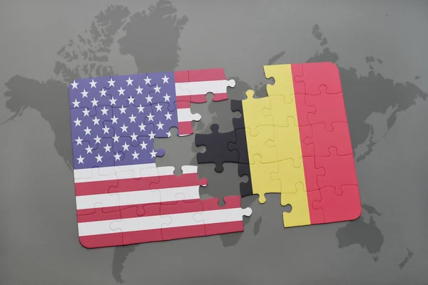 Bir dünya haritası arka plan üzerinde Amerika ve Belçika birleşik devletlerinin ulusal bayrağı ile bulmaca — Stok fotoğraf