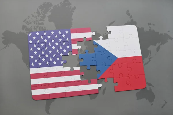 Головоломка з національним прапором об'єднаних держав Америки та Чехії на фоні карти світу — стокове фото