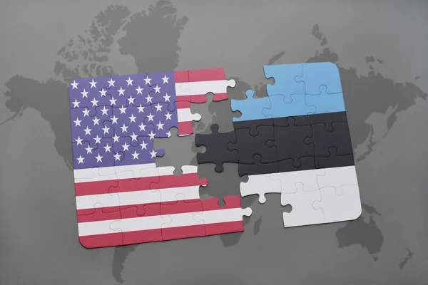 Puzzle con la bandiera nazionale degli Stati Uniti d'America ed estonia su sfondo mappa del mondo — Foto Stock