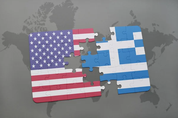 Puzzle mit der Nationalflagge der Vereinigten Staaten von Amerika und Griechenland auf einer Weltkarte Hintergrund — Stockfoto