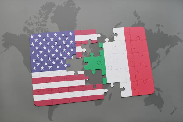 Bir dünya haritası arka plan üzerinde Amerika ve İtalya birleşik devletlerinin ulusal bayrağı ile bulmaca — Stok fotoğraf