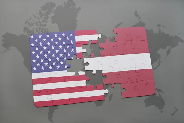 Puzzle z flagą narodową Stanów Zjednoczonych Ameryki i Łotwy na tle mapy świata — Zdjęcie stockowe