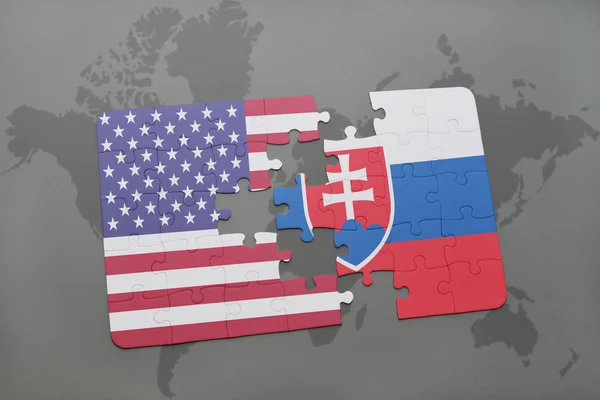 Rompecabezas con la bandera nacional de los estados unidos de América y Eslovaquia en un mapa del mundo fondo — Foto de Stock