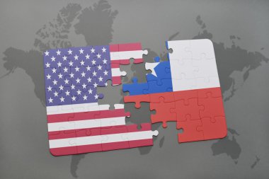 Amerika Birleşik Devletleri ve dünya harita arka plan üzerinde Şili bayrağı ile bulmaca