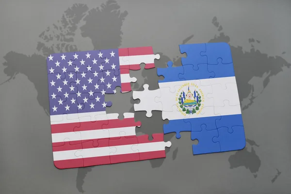 Quebra-cabeça com a bandeira nacional dos estados unidos da América e el salvador sobre um mapa mundial de fundo — Fotografia de Stock