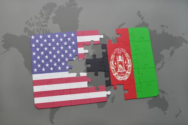 Amerika Birleşik Devletleri ve Afganistan Ulusal bayrak dünya harita arka plan üzerinde ile bulmaca — Stok fotoğraf