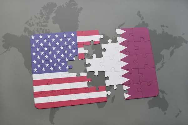 Puzzle mit der Nationalflagge der Vereinigten Staaten von Amerika und Katar auf einer Weltkarte Hintergrund — Stockfoto