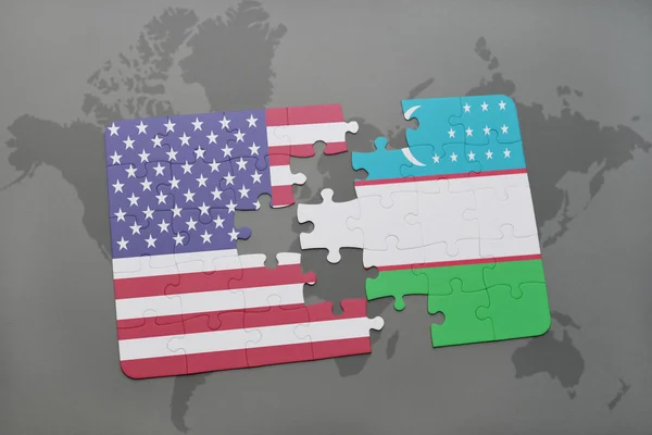 Amerika Birleşik Devletleri ve Özbekistan'a dünya harita arka plan üzerinde bayrağı ile bulmaca — Stok fotoğraf