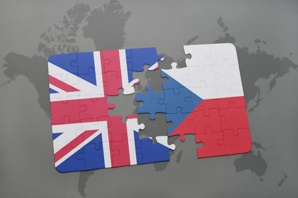 Quebra-cabeça com a bandeira nacional da grande Grã-Bretanha e República Checa em um mapa do mundo de fundo — Fotografia de Stock