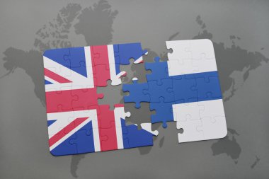 Büyük Britanya ve Finlandiya ulusal bayrak dünya harita arka plan üzerinde ile bulmaca