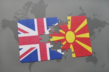 Büyük Britanya ve Makedonya dünya harita arka plan üzerinde bayrağı ile bulmaca