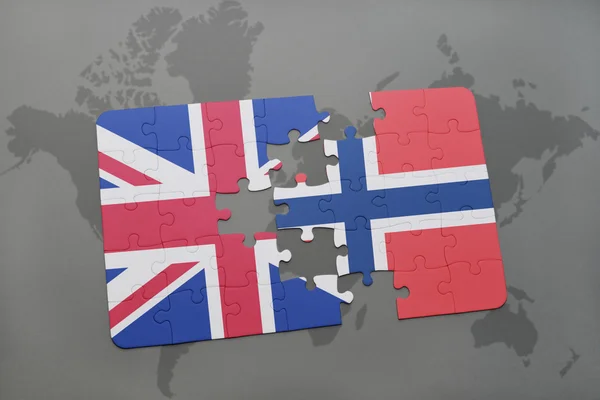 Quebra-cabeça com a bandeira nacional de grande britânico e norway em um fundo de mapa do mundo — Fotografia de Stock
