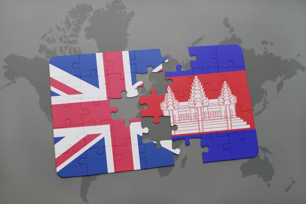 Puzzle avec le drapeau national de la Grande Bretagne et Cambodia sur un fond de carte du monde . — Photo