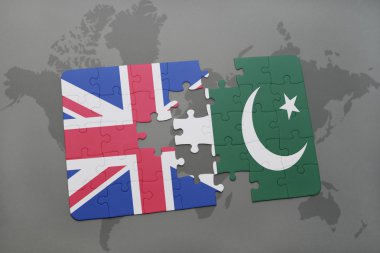 bir dünya haritası arka plan üzerinde büyük Britanya ve Pakistan ulusal bayrağı ile bulmaca.