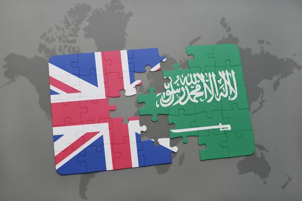 Головоломка з національним прапором Великої Британії та Саудівської Аравії на тлі світової карти. — стокове фото
