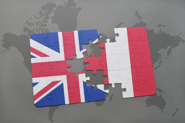 Puzzle avec le drapeau national de la Grande Bretagne et du Pérou sur un fond de carte du monde . — Photo