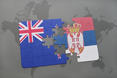 bir dünya haritası arka plan üzerinde Yeni Zelanda ve Sırbistan ulusal bayrağı ile bulmaca