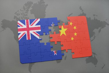 bir dünya haritası arka plan üzerinde Yeni Zelanda ve Çin ulusal bayrağı ile bulmaca. 3d illüstrasyon