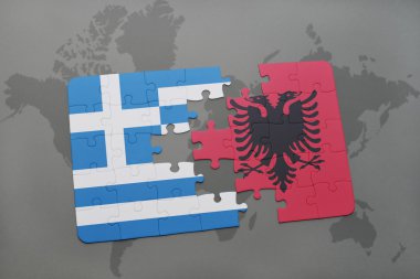 bir dünya haritası arka plan üzerinde Yunanistan ve Arnavutluk ulusal bayrağı ile bulmaca.