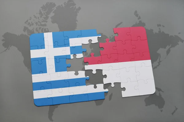 Puzzle mit der Nationalflagge Griechenlands und Indonesiens auf einer Weltkarte. — Stockfoto