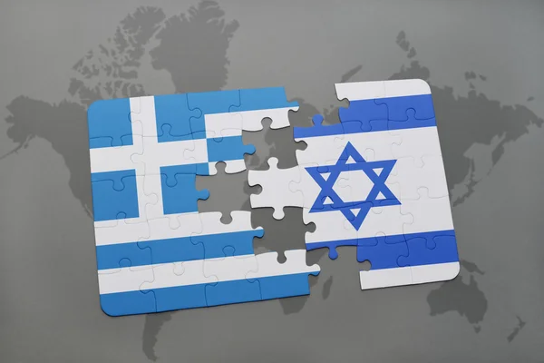 Quebra-cabeça com a bandeira nacional da Grécia e de Israel sobre um fundo de mapa do mundo . — Fotografia de Stock
