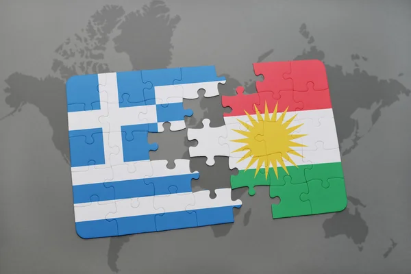 Quebra-cabeça com a bandeira nacional da Grécia e do Curdistão em um fundo de mapa do mundo . — Fotografia de Stock