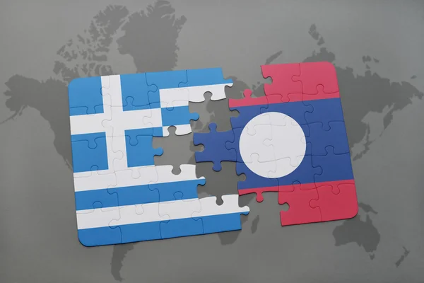 Quebra-cabeça com a bandeira nacional da Grécia e do Laos em um fundo de mapa do mundo . — Fotografia de Stock