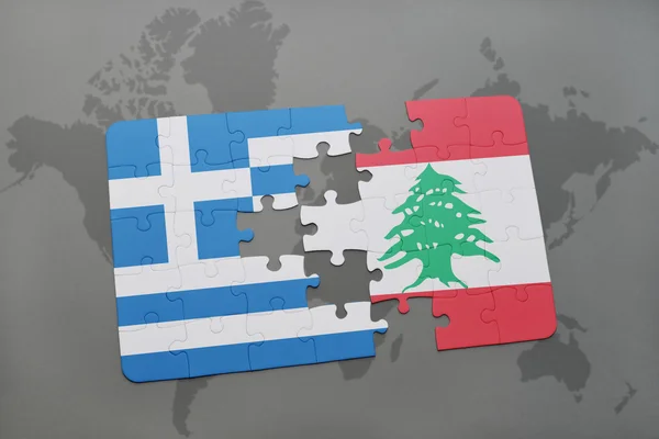 Quebra-cabeça com a bandeira nacional da Grécia e Lebanon em um fundo de mapa do mundo . — Fotografia de Stock
