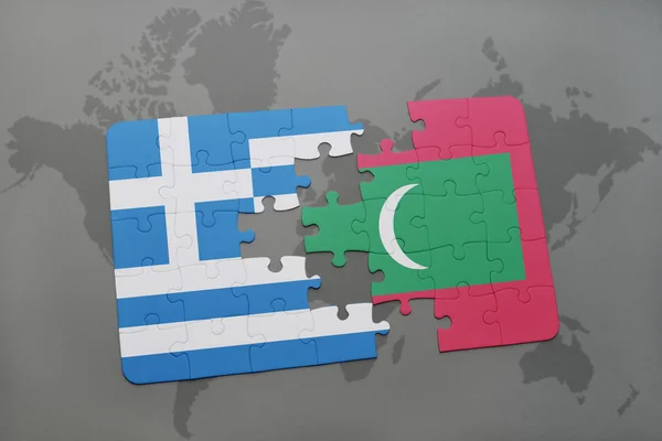 Puzzel met de nationale vlag van Griekenland en de Malediven op een wereld kaart achtergrond. — Stockfoto