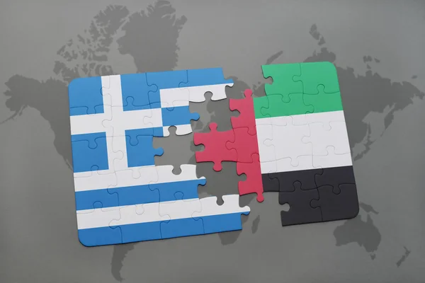 Quebra-cabeça com a bandeira nacional da Grécia e emirados árabes unidos em um fundo de mapa do mundo . — Fotografia de Stock
