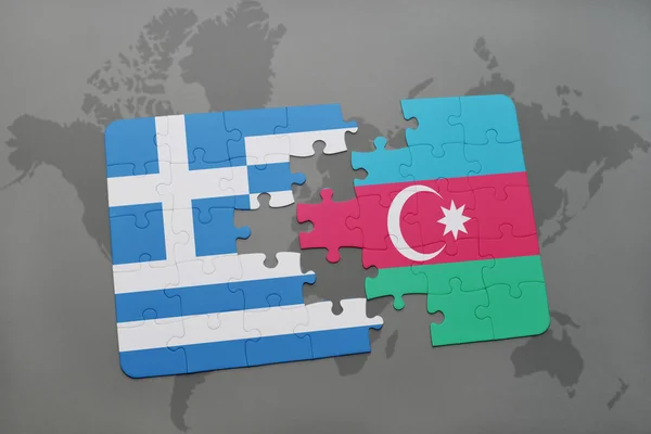 Quebra-cabeça com a bandeira nacional da Grécia e azerbaijan em um fundo de mapa do mundo . — Fotografia de Stock