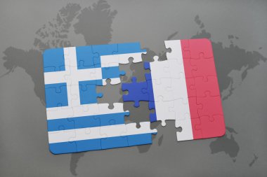 bir dünya haritası arka plan üzerinde Yunanistan ve Fransa ulusal bayrağı ile bulmaca.