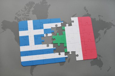 bir dünya haritası arka plan üzerinde Yunanistan ve İtalya ulusal bayrağı ile bulmaca.
