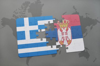 Yunanistan ve Sırbistan ulusal bayrak dünya harita arka plan üzerinde ile bulmaca.