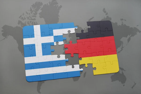 Quebra-cabeça com a bandeira nacional da Grécia e da Alemanha em um fundo de mapa do mundo . — Fotografia de Stock
