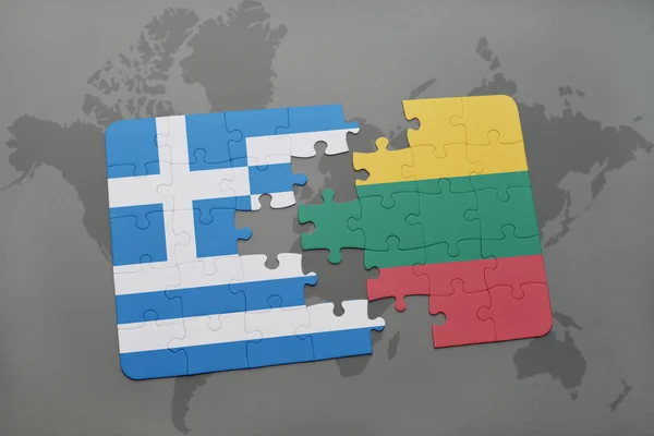 Quebra-cabeça com a bandeira nacional da Grécia e da Lituânia em um fundo de mapa do mundo . — Fotografia de Stock