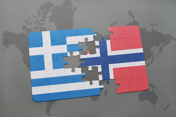 Quebra-cabeça com a bandeira nacional da Grécia e norway em um fundo de mapa do mundo . — Fotografia de Stock