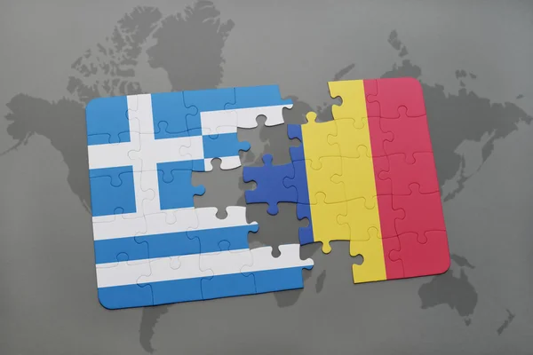 Quebra-cabeça com a bandeira nacional da Grécia e Romênia em um fundo de mapa do mundo . — Fotografia de Stock