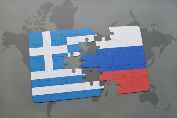 Puzzle mit der Nationalflagge von Griechenland und Russland auf einer Weltkarte Hintergrund. — Stockfoto