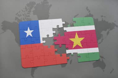 bir dünya haritası arka plan üzerinde şili ve surinam ulusal bayrağı ile bulmaca.