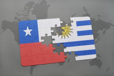 bir dünya haritası arka plan üzerinde şili ve uruguay ulusal bayrağı ile bulmaca.