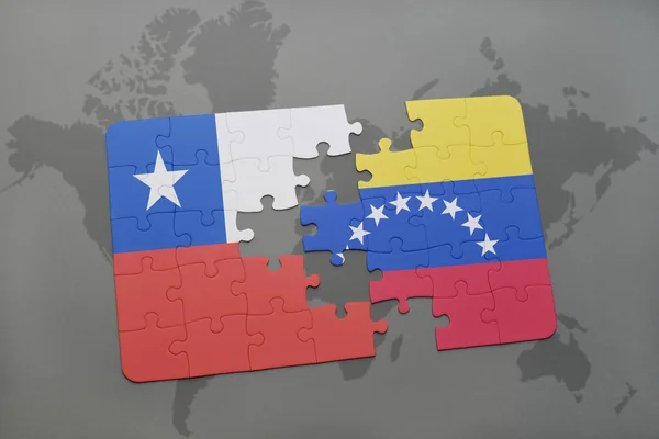 Rompecabezas con la bandera nacional de chile y venezuela en un fondo de mapa del mundo . — Foto de Stock