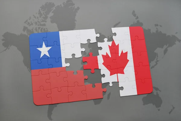 Quebra-cabeça com a bandeira nacional do chile e do canadá em um fundo de mapa do mundo . — Fotografia de Stock