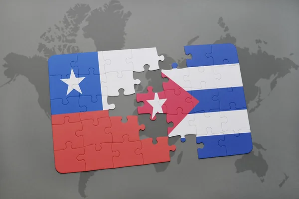 Puzzle z flagi narodowej Chile i Kuba na tle mapy świata. — Zdjęcie stockowe
