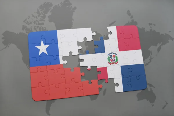 Quebra-cabeça com a bandeira nacional do chile e da república dominicana em um fundo de mapa do mundo . — Fotografia de Stock